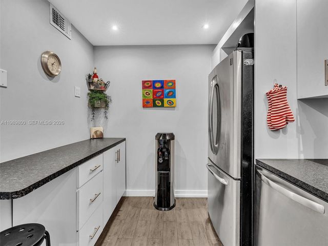 3375 N Country Club Dr 208, Aventura, FL 33180