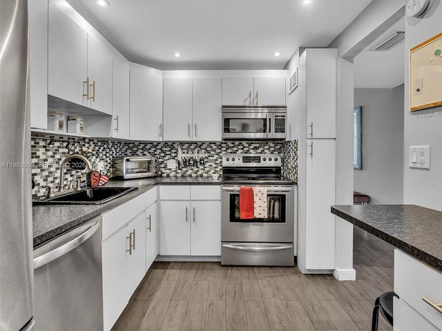 3375 N Country Club Dr 208, Aventura, FL 33180