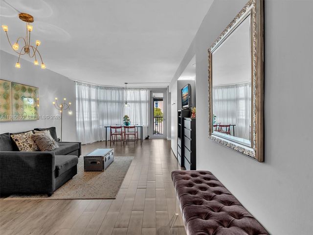 3375 N Country Club Dr 208, Aventura, FL 33180