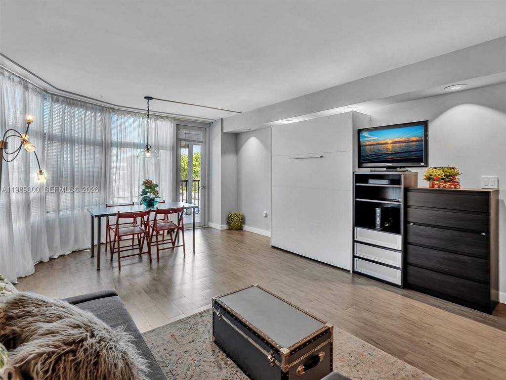 3375 N Country Club Dr 208, Aventura, FL 33180