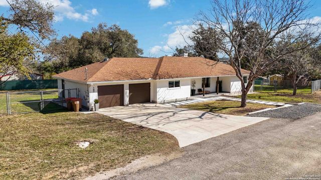 107 Oak Crest, Canyon Lake, TX 78133