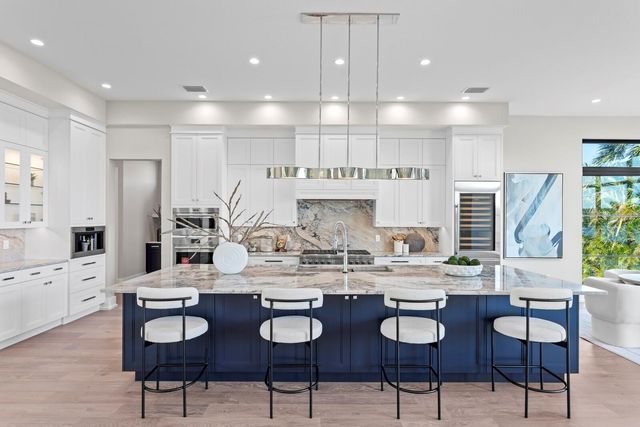 337 COFFEE POT DRIVE NE, St Petersburg, FL 33704