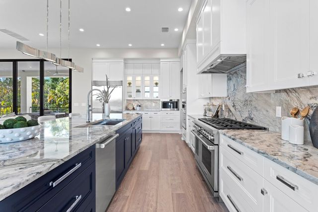 337 COFFEE POT DRIVE NE, St Petersburg, FL 33704
