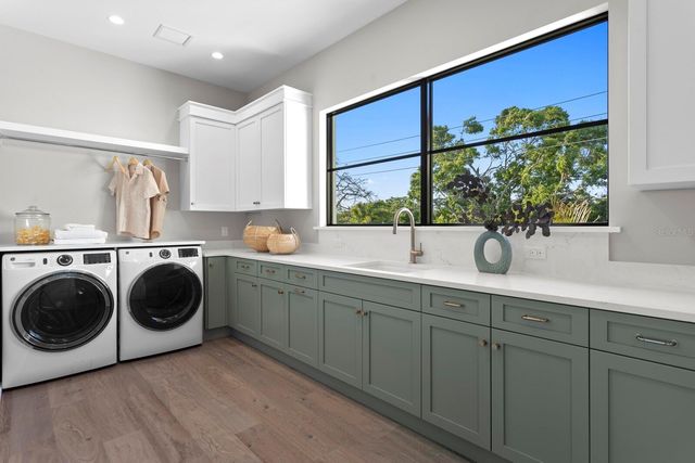 337 COFFEE POT DRIVE NE, St Petersburg, FL 33704
