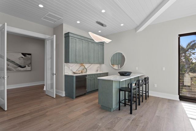 337 COFFEE POT DRIVE NE, St Petersburg, FL 33704