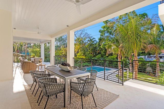 337 COFFEE POT DRIVE NE, St Petersburg, FL 33704