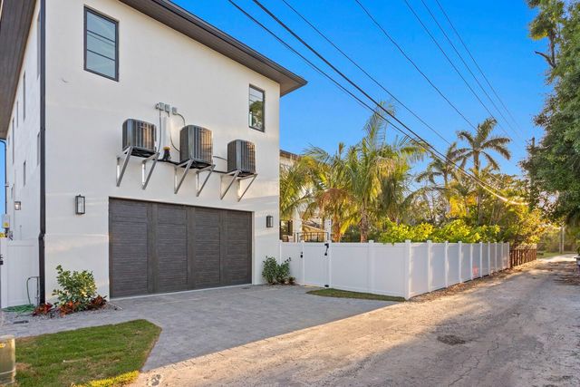 337 COFFEE POT DRIVE NE, St Petersburg, FL 33704