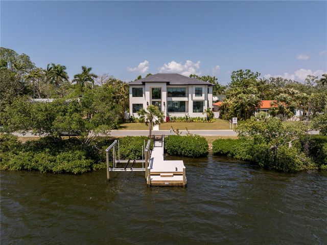 337 COFFEE POT DRIVE NE, St Petersburg, FL 33704