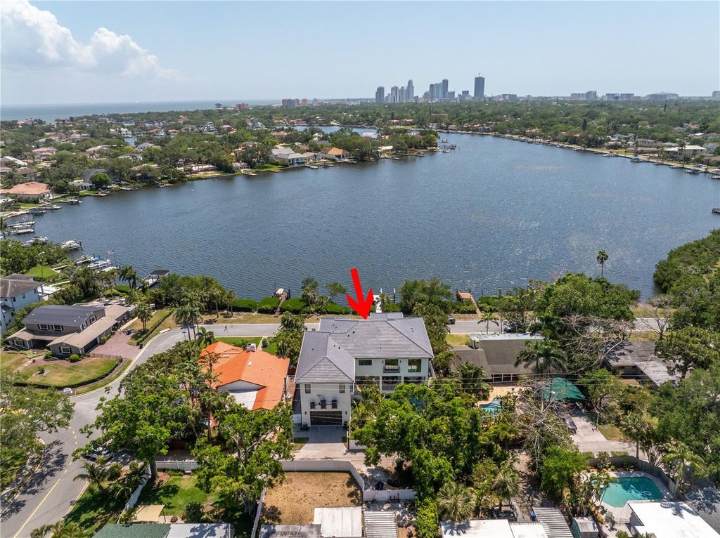 Image 2 of property listing at 337 COFFEE POT DRIVE NE, St Petersburg, FL 33704
