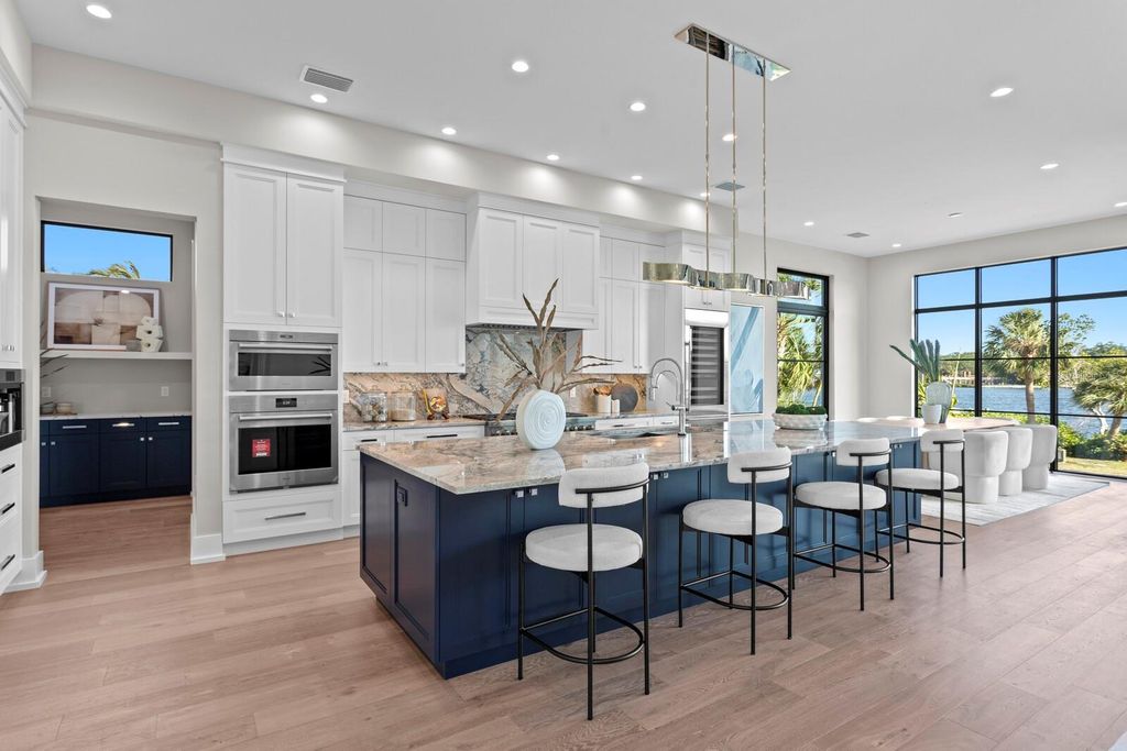 Image 3 of property listing at 337 COFFEE POT DRIVE NE, St Petersburg, FL 33704