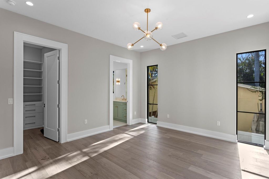 Image 22 of property listing at 337 COFFEE POT DRIVE NE, St Petersburg, FL 33704