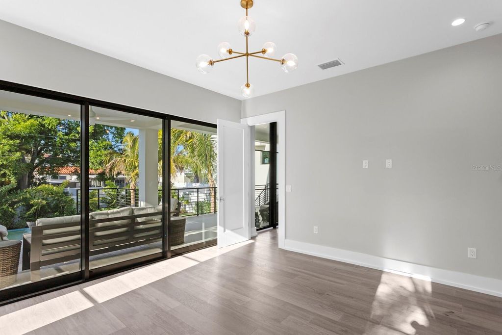 Image 23 of property listing at 337 COFFEE POT DRIVE NE, St Petersburg, FL 33704