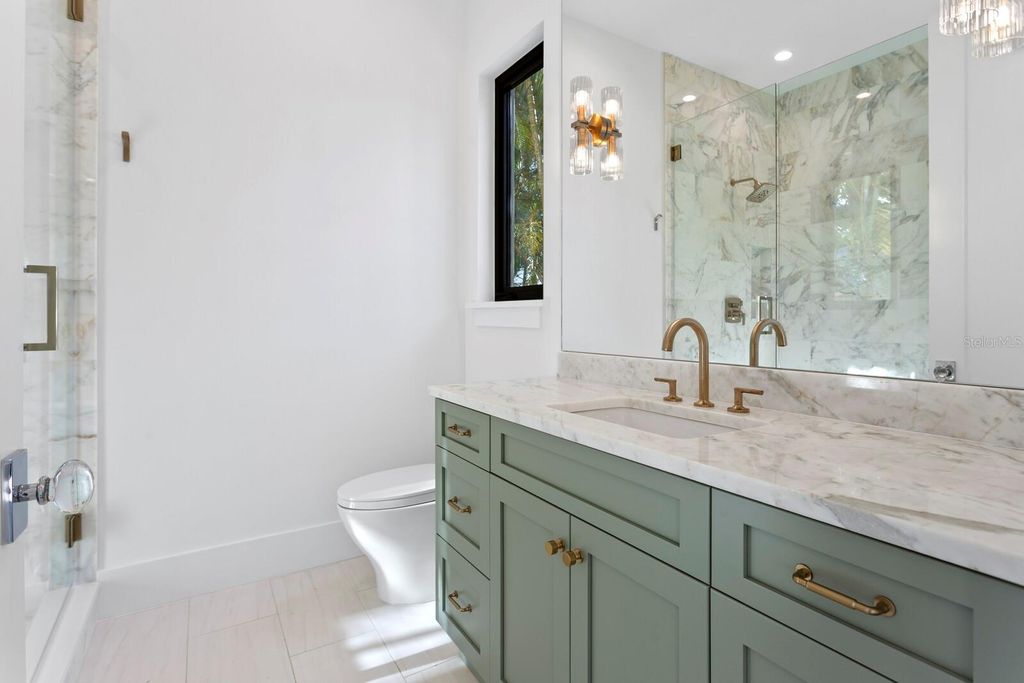 Image 24 of property listing at 337 COFFEE POT DRIVE NE, St Petersburg, FL 33704