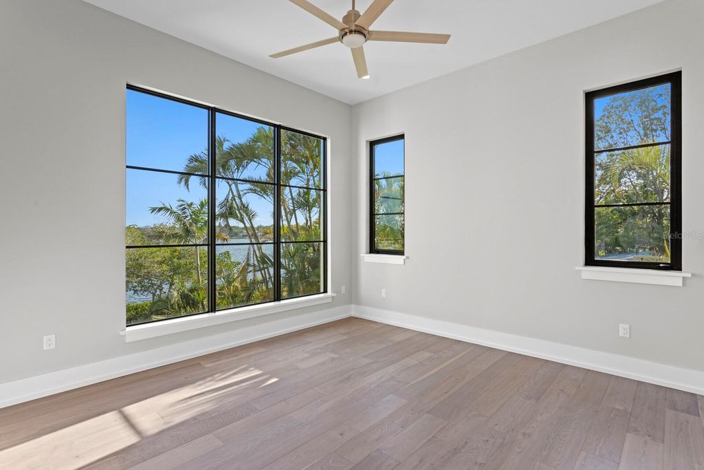 Image 28 of property listing at 337 COFFEE POT DRIVE NE, St Petersburg, FL 33704