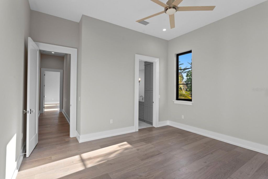 Image 32 of property listing at 337 COFFEE POT DRIVE NE, St Petersburg, FL 33704