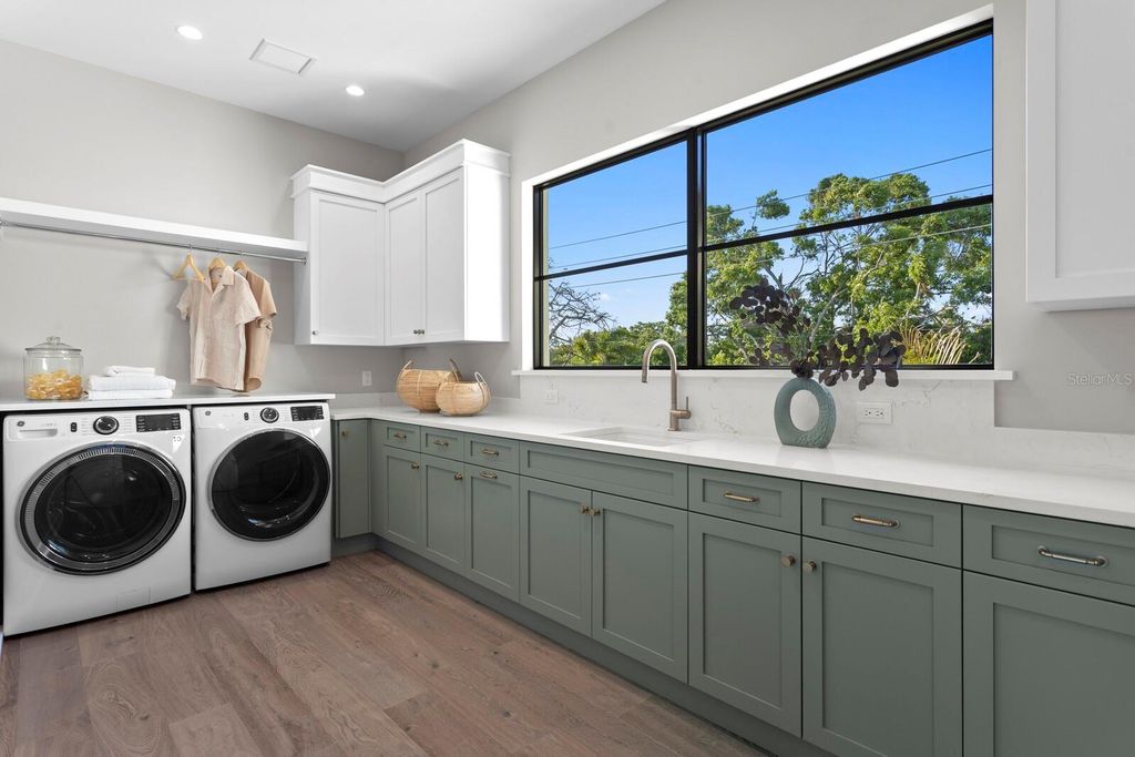 Image 34 of property listing at 337 COFFEE POT DRIVE NE, St Petersburg, FL 33704