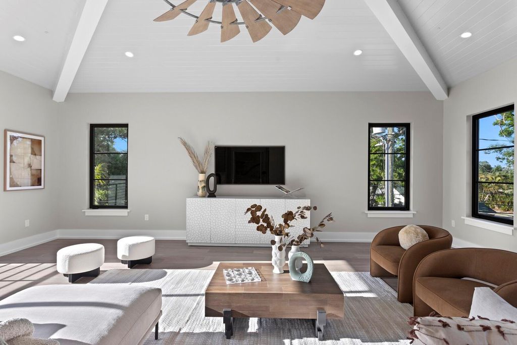 Image 36 of property listing at 337 COFFEE POT DRIVE NE, St Petersburg, FL 33704