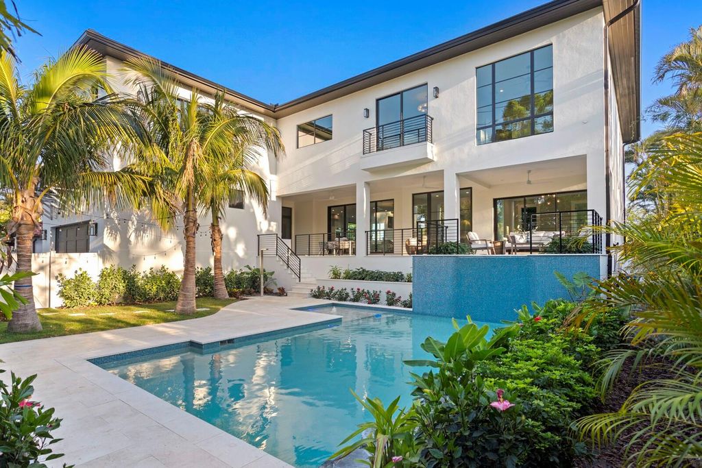 Image 5 of property listing at 337 COFFEE POT DRIVE NE, St Petersburg, FL 33704