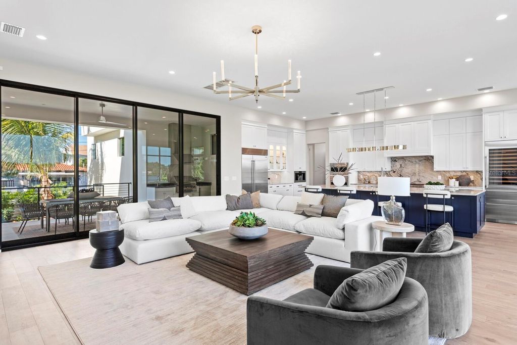 Image 9 of property listing at 337 COFFEE POT DRIVE NE, St Petersburg, FL 33704