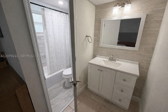 6782 SW 25th St HS, Miami, FL 33155