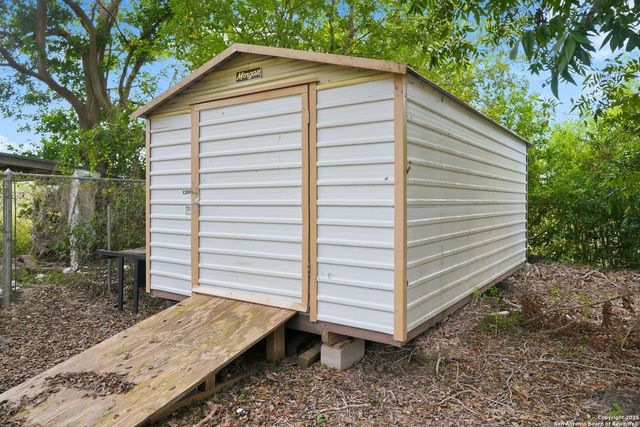 807 NE Frontage RD., Beeville, TX 78102