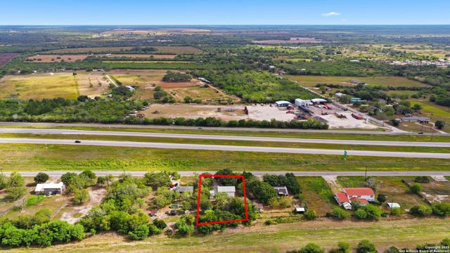 807 NE Frontage RD., Beeville, TX 78102