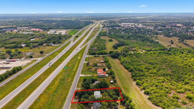 807 NE Frontage RD., Beeville, TX 78102