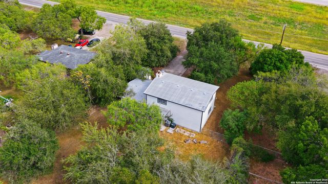 807 NE Frontage RD., Beeville, TX 78102