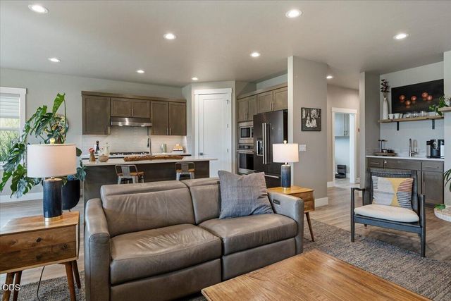 2703 NW 25th Street, Redmond, OR 97756