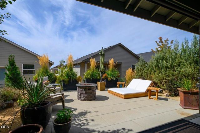 2703 NW 25th Street, Redmond, OR 97756