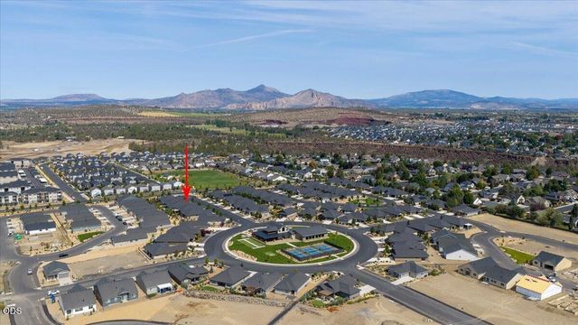 2703 NW 25th Street, Redmond, OR 97756