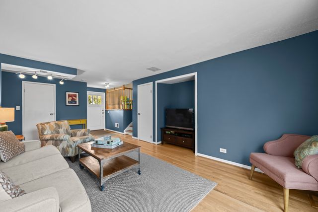 3525 Winston Drive, Hoffman Estates, IL 60192