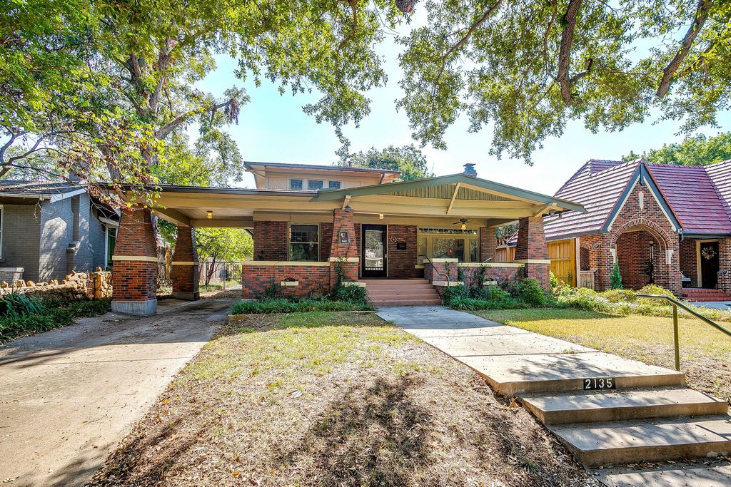 2135 Pembroke Drive, Fort Worth, TX 76110