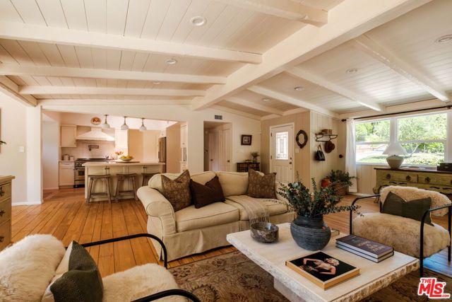 4811 Corbin Avenue, Tarzana (los Angeles), CA 91356
