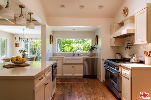 4811 Corbin Avenue, Tarzana (los Angeles), CA 91356