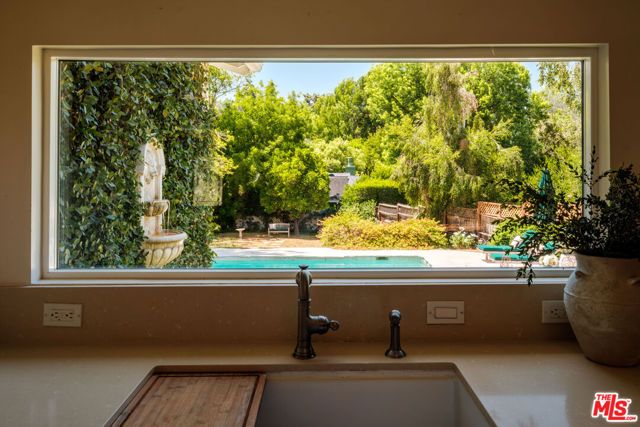 4811 Corbin Avenue, Tarzana (los Angeles), CA 91356