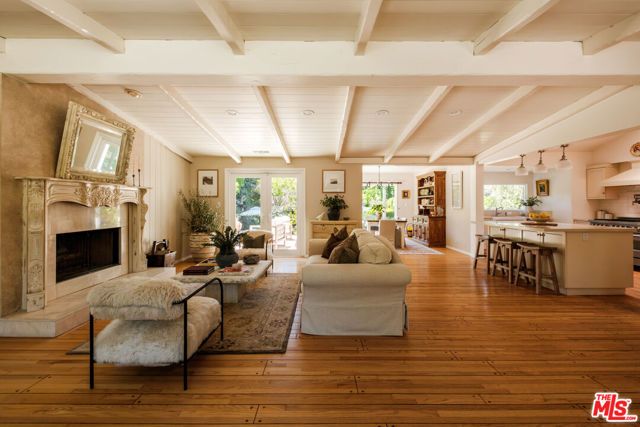 4811 Corbin Avenue, Tarzana (los Angeles), CA 91356