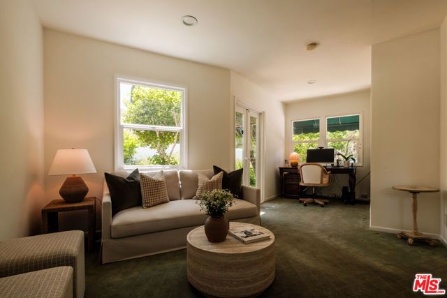 4811 Corbin Avenue, Tarzana (los Angeles), CA 91356