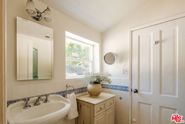 4811 Corbin Avenue, Tarzana (los Angeles), CA 91356