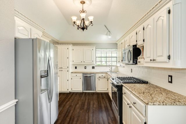 100 Van Winkle Street, Lake Jackson, TX 77566