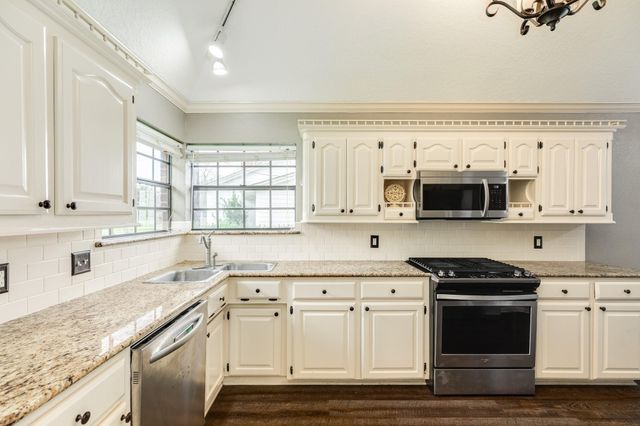 100 Van Winkle Street, Lake Jackson, TX 77566