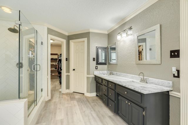 100 Van Winkle Street, Lake Jackson, TX 77566