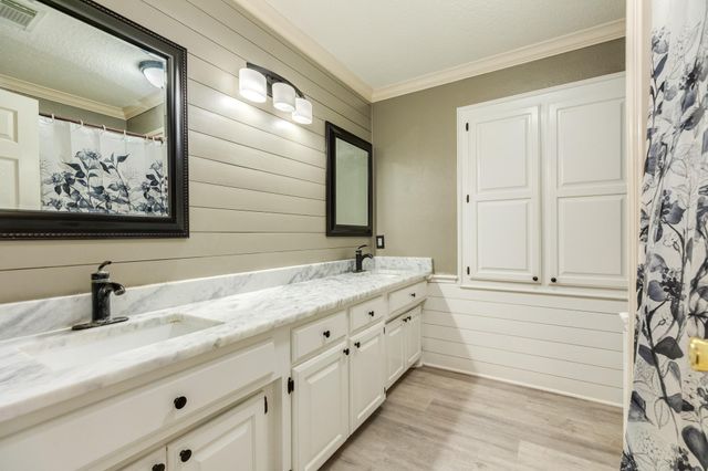 100 Van Winkle Street, Lake Jackson, TX 77566