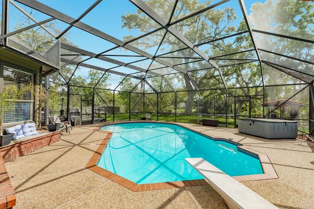 100 Van Winkle Street, Lake Jackson, TX 77566