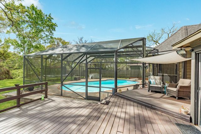 100 Van Winkle Street, Lake Jackson, TX 77566