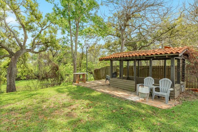 100 Van Winkle Street, Lake Jackson, TX 77566