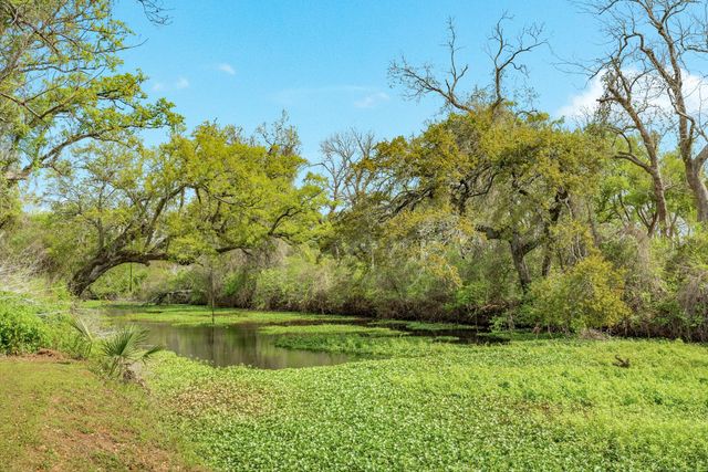 100 Van Winkle Street, Lake Jackson, TX 77566