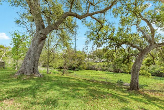 100 Van Winkle Street, Lake Jackson, TX 77566