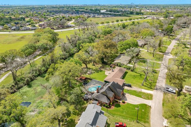 100 Van Winkle Street, Lake Jackson, TX 77566