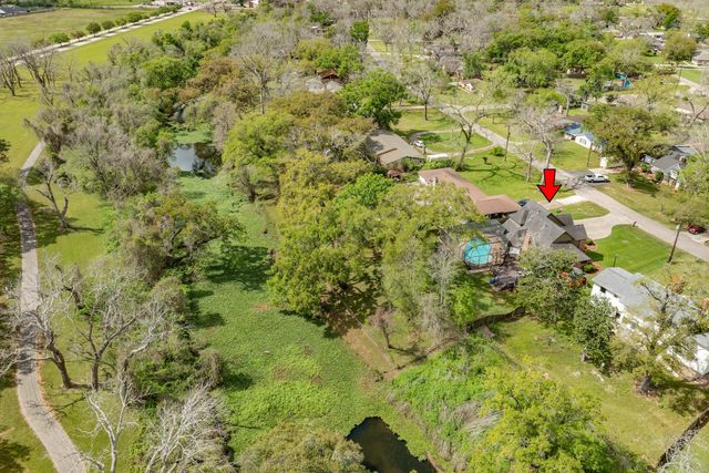 100 Van Winkle Street, Lake Jackson, TX 77566